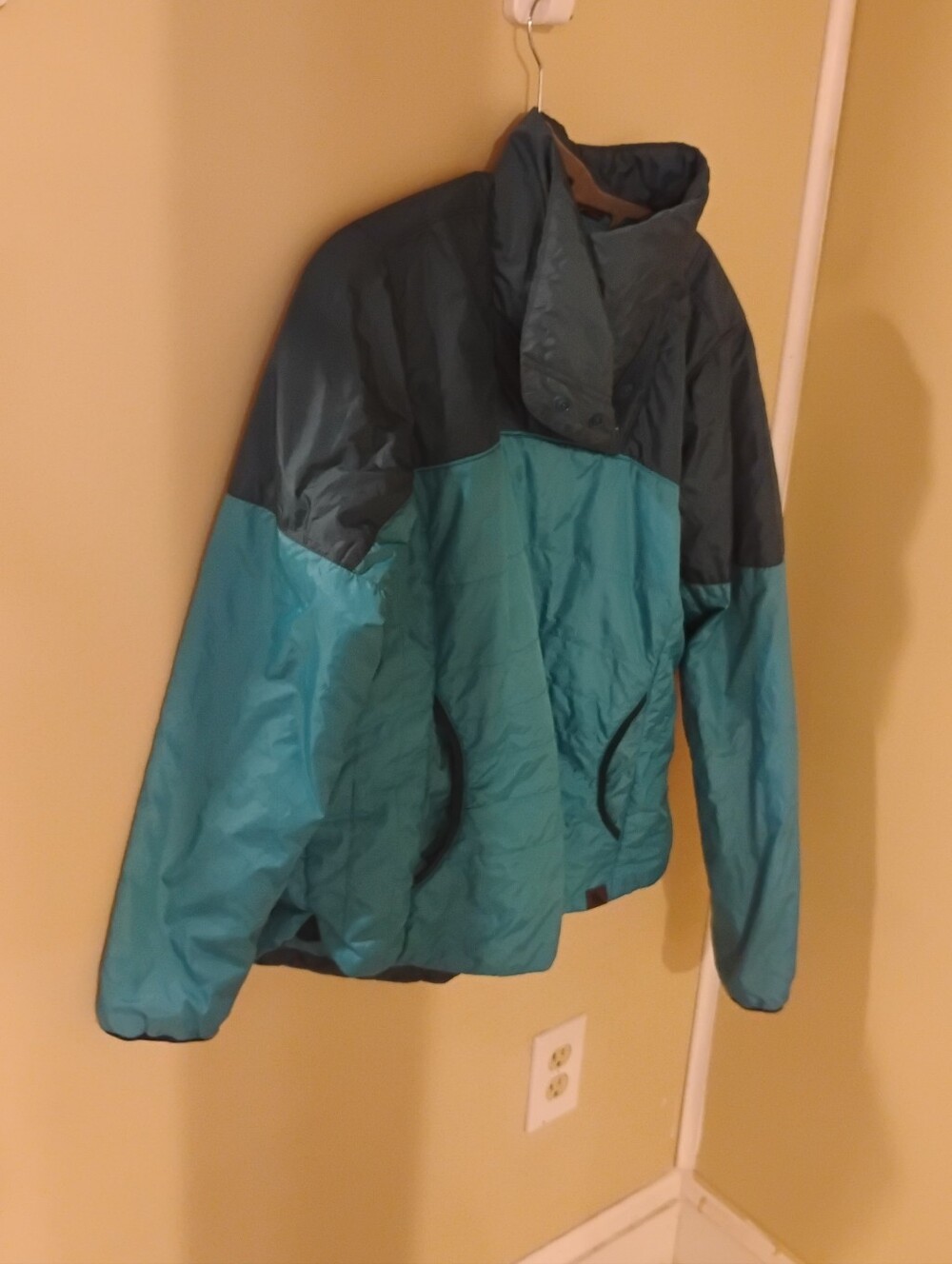 L.L. Bean Womens Colorblock Blue Snap on Button Pullover Puffer Primaloft M
